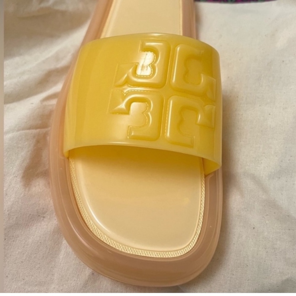 New Tory Burch Bubble Jelly Slide Sandal
Peach Puff 1" heel;314" platform 10 NIB